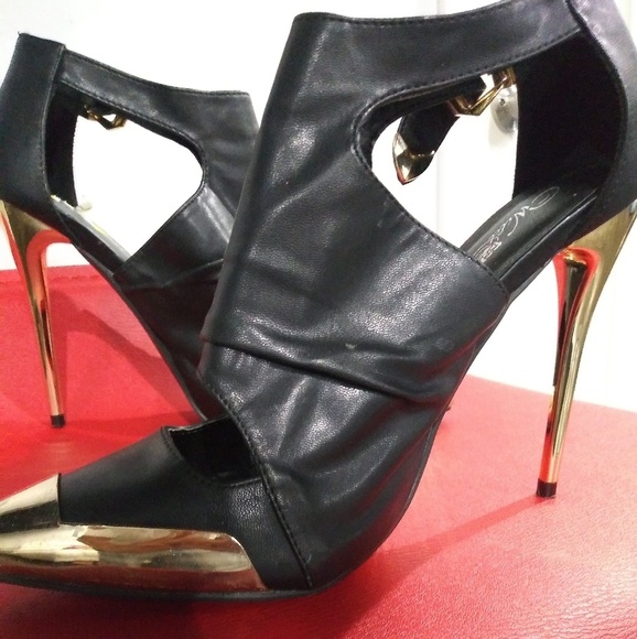 Wild Pair Shoes - 💥Black Leather with gold armor..never worn💞